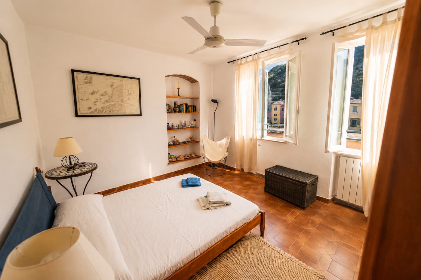 Main bedroom with natural light in La Nave