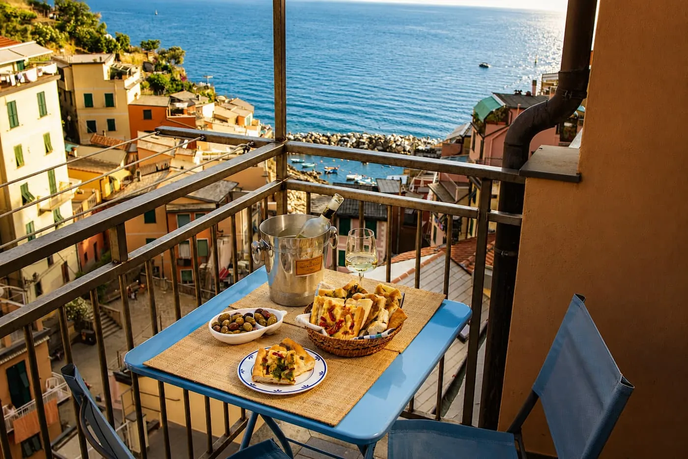 Sea-view terrace with aperitivo in Riomaggiore